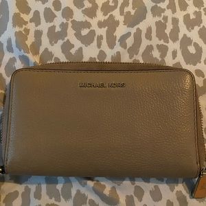 Micheal Kors Wristlet